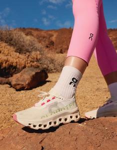 Кроссовки для бега ON Cloudmonster белого и лаймово-зеленого цвета On Running