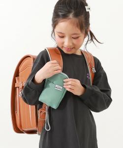 Чехол для ключей и охранной сигнализации, который можно надежно прикрепить к школьной сумке.