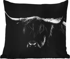 Подушка для улицы - Шотландский высокогорный скот - Рога - Черный - Животные - Природа - Дикая природа - Корова - 45 x 45 см - Водонепроницаемая - Подушка для отдыха - Фотоподушка - Декоративная подушка MuchoWow