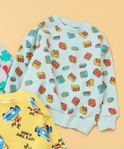 Теплая толстовка с разнообразными принтами