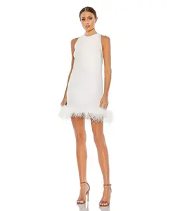 Женское платье без рукавов с высоким воротником и перьевым подолом силуэта А-силуэта Mac Duggal, белый
