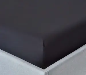 Простыня на резинке HOMESCAPES, черная, плотность 200 нитей, 140 х 200 см Homescapes