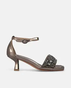 Женские мини-сандалии на каблуке с широкой ремешковой деталью и украшениями в виде камней Alma en Pena, серебряный