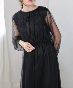 Платье из тюля, собранного в двух направлениях спереди и сзади.