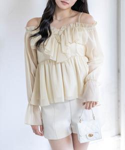 Блузка с длинными рукавами и оборками спереди, открывающими плечи.