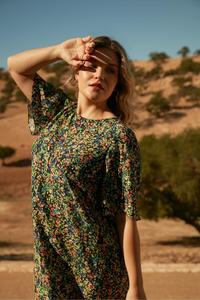 Платье-Футболка мидакси с цветочным узором и расклешенными рукавами Live Unlimited, черный