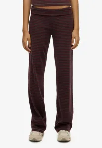 Спортивные принадлежности складываются поверх штанов спортивного костюма. Superdry & Co, Port Red Charcoal Stripe