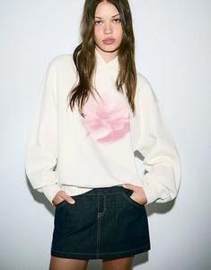 Толстовка Bershka Blurry с цветочным принтом в цвете экрю