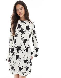 Мини-платье Vero Moda с длинными рукавами и плиссировкой, с белым и черным цветочным принтом