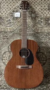 Акустическая электрогитара Martin 000-15E с мягким чехлом и профессиональной настройкой