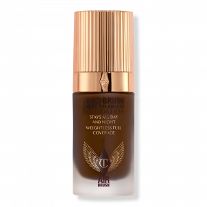 Безупречная тональная основа, нанесенная аэрографом Charlotte Tilbury, 16 Neutral (deep with neutral undertones)