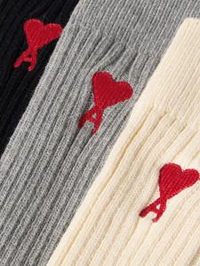 Три пары носков из хлопчатобумажной смеси с вышитым логотипом AMI PARIS, кремовый