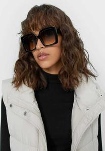 Солнцезащитные очки Stradivarius, черный