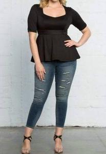 Шикарный топ с короткими рукавами и баской Ponte черного цвета Kiyonna