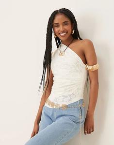 Жаккардовый топ Gina Tricot с короткими рукавами, открытыми плечами и асимметричным подолом белого цвета