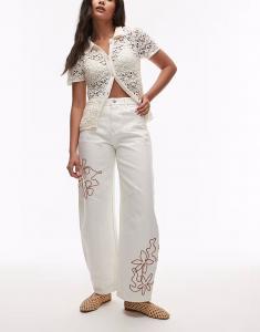 Джинсы Topshop barrel с красной вышивкой цвета экрю