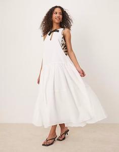 Многоярусное платье миди Ghospell с контрастным бантом белого цвета