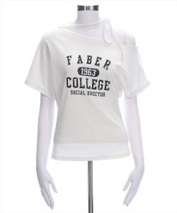 Футболка с одним открытым плечом и логотипом, дополненная чокером.