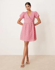 Мини-платье Lovedrobe с короткими рукавами и имитацией запаха, вышитое розовым