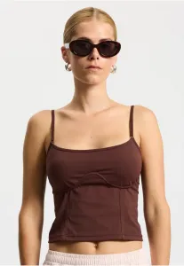 Мягкая, как масло, текстура, повторяющая контуры тела. Rethinkit Studios, Burgundy