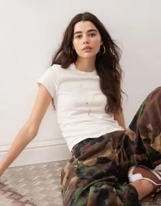 Футболка свободного кроя Weekday в кремово-белом цвете