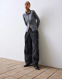 Кардиган Bershka в рубчик с застежкой на крючки и петли светло-серого цвета