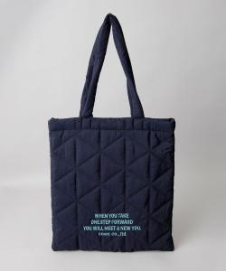 Стеганая сумка-тоут с вышитым логотипом и геометрическим узором