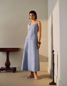 Джинсовое платье-миди Topshop с заниженной талией в отбеленном цвете