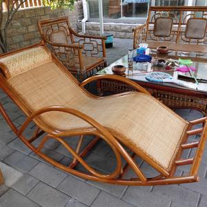 Плетеное кресло-качалка шезлонг из натурального ротанга с подголовником