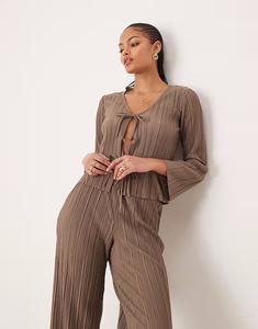 Высокий плиссированный топ с завязкой спереди, коричневый цвет Jdy Tall