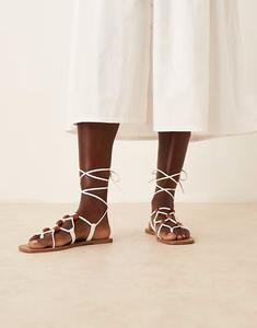 Сандалии на плоской подошве с ремешками и бусинами ASOS DESIGN Faroe белого цвета