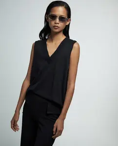 Жилет с V-образным вырезом Sfera, черный