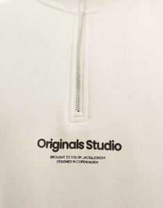 Бежевый свитшот Jack & Jones на молнии 1/4 и центральным логотипом