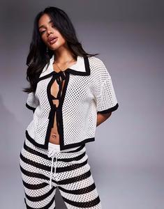 Эксклюзивный пляжный топ с завязками спереди от The Frolic в кремовом и черном цвете