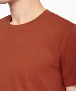 Быстросохнущая, с защитой от УФ-излучения, футболка с короткими рукавами и логотипом в одной точке.