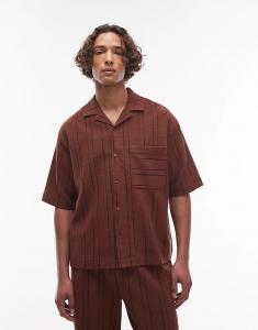 Поло Topman свободного кроя с текстурированной полоской на пуговицах коричневого цвета