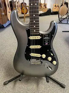 Новый старый запас Fender American Professional II Stratocaster Mercury, гриф из розового дерева с жестким футляром