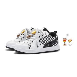 Crayon Shinchan Женские скейтерские кроссовки Low Top классические черно-белые с двумя случайными каплевидными подвесками, цвет Classic Black White+2 Random Drip-Molded Charms