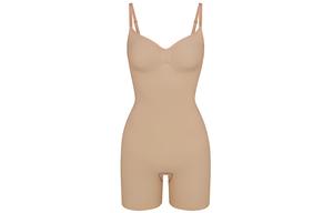 Скульптурирующий боди без швов SKIMS до середины бедра цвета грязи/глины