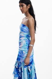 Синее платье с цветочным принтом и асимметричными оборками, идеально подходящее для свадеб, приемов и торжественных мероприятий.