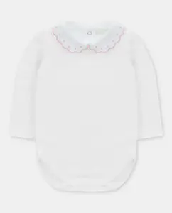Бодик для малыша из интерлока белого цвета с воротником «малыш» и розной строчкой Martín Aranda