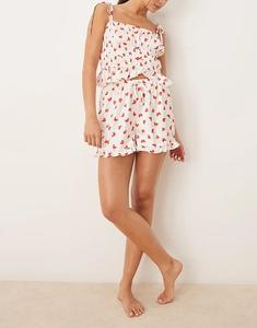 Эксклюзивный пижамный топ Frolic с атласным топом на бретельках, завязывающимся на бретельках, с оборкой по подолу и белым принтом бабочек