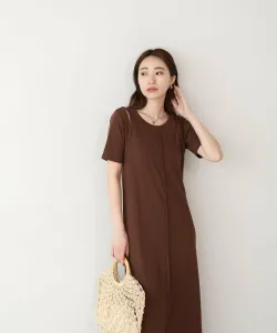 Платье с короткими рукавами, выполненное в ребристой вязке, с многослойным кроем.