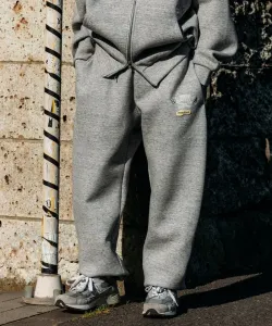 Картонные спортивные штаны с двойным именем