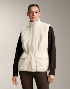 Жилет OYSHO из искусственной овчины цвета экрю
