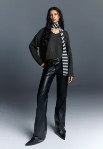 Мягкий на ощупь свитер с v-образным вырезом Bershka, Dark Grey