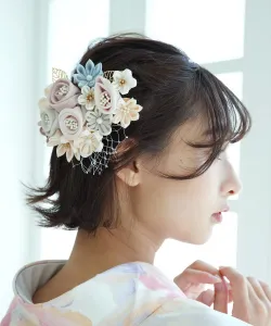 Набор из трех предметов: гребень и U-образная заколка для волос, букет роз в обертке «Цумами» и аксессуар для волос с кисточкой Utatane, цвет Pink