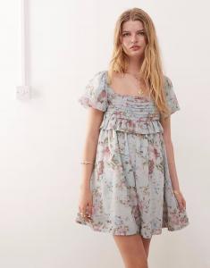 Платье бэби-долл с открытыми плечами Reclaimed Vintage синего цвета с цветочным узором и складками