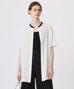 Туника-блузка с воротником-стойкой из атласа и спинки.