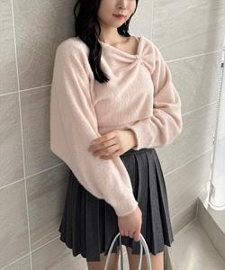 Комплект из вязаной в двух направлениях ткани и вязаной майки с ленточным узором